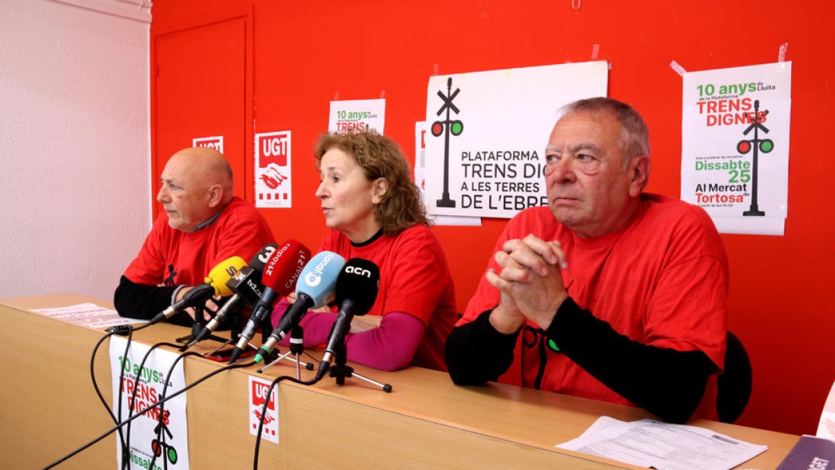 D'esquerra a dreta, Valentí Marín, Cinta Galiana i Josep Casadó, en la presentació dels actes de «celebració» dels deu anys de Trens Dignes.