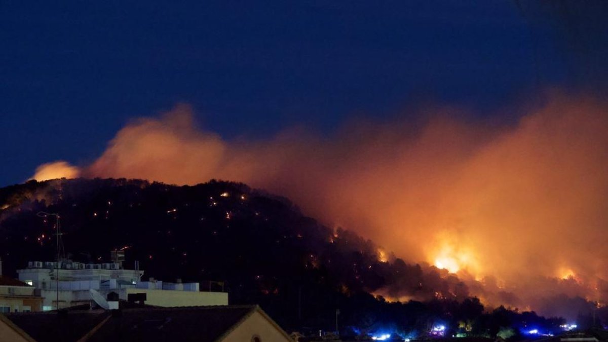 Imatge de l'incendi forestal a Calafell.