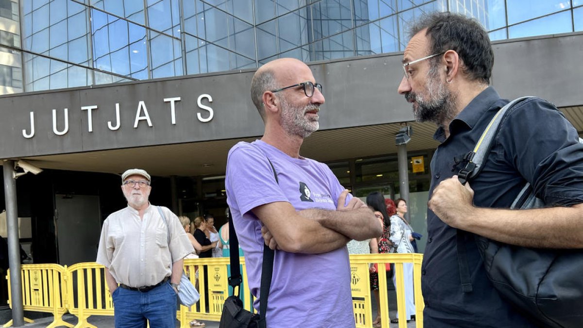 El hermano de Helena Jubany, Joan Jubany, con el abogado de la familia.