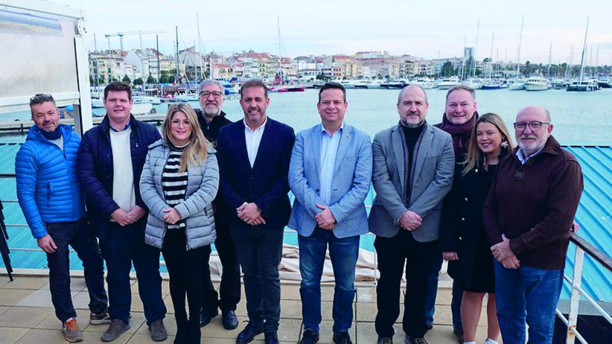 El alcalde de Cambrils, Oliver Klein, junto al resto de portavoces de los grupos de gobierno.