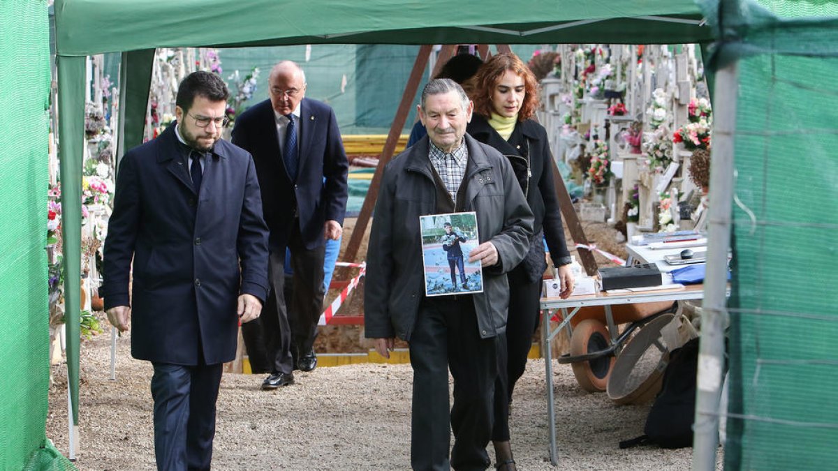 Aragonès, Pellicer, Ubasart i el germà de Martos, davant la fossa.