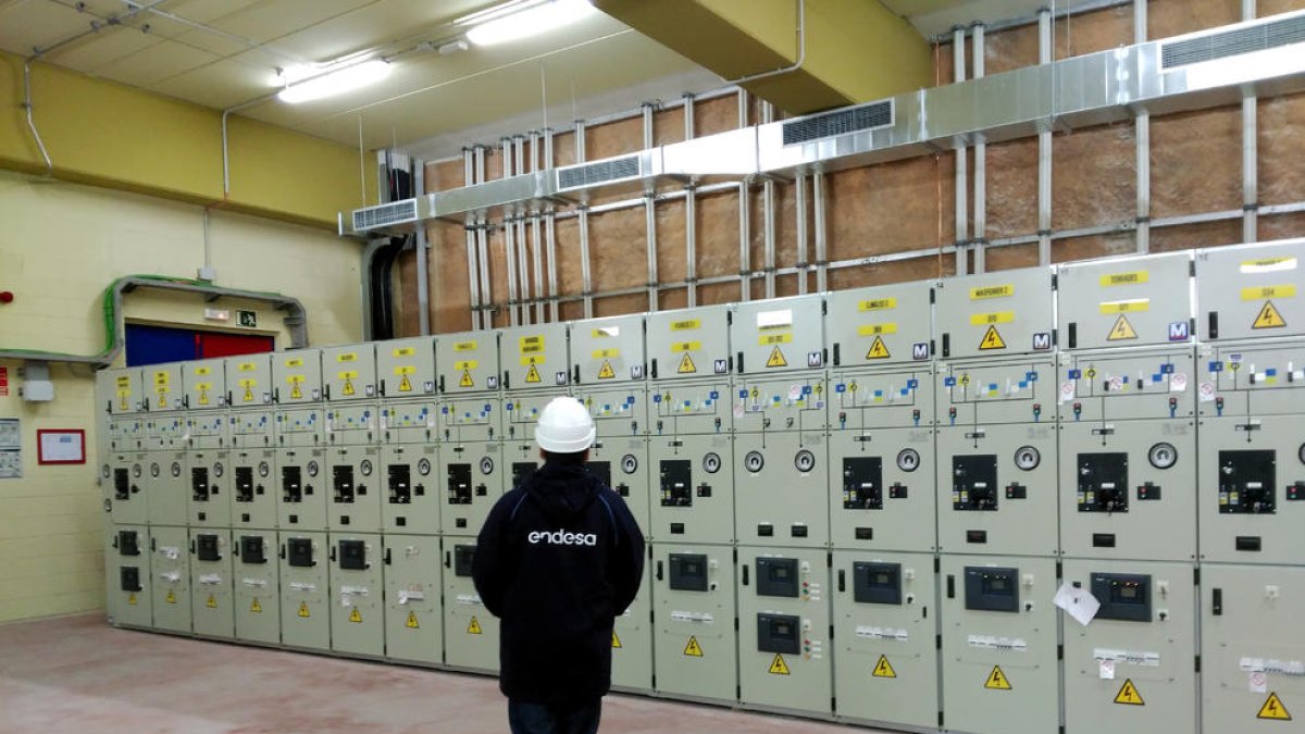Un trabajador de Endesa supervisa una central de distribución eléctrica.