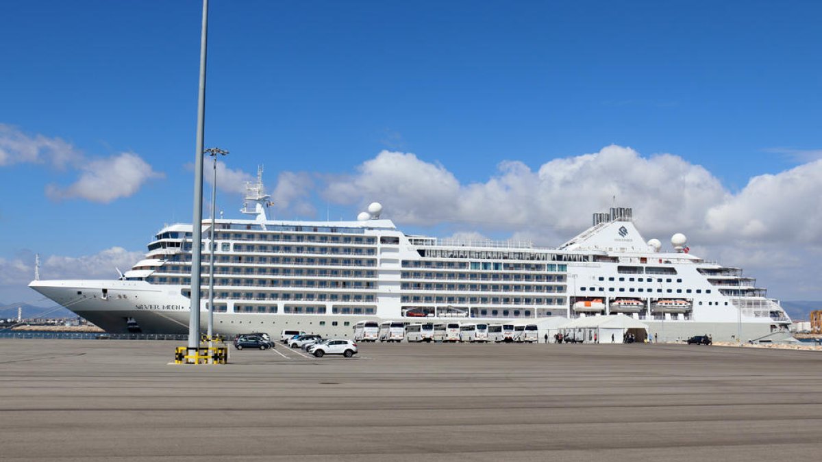 El creuer Silver Moon del grup Royal Caribbean al Moll de Balears del port de Tarragona.