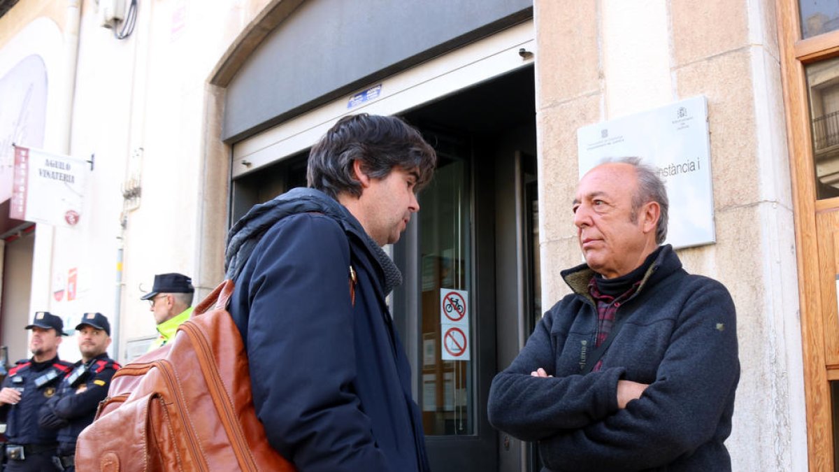 L'activista del GEPEC-EdC, Santi Borràs, davant dels Jutjats de Falset amb el seu advocat.