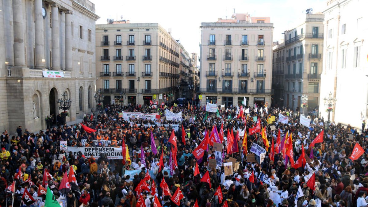 Manifestants a la plaça Sant Jaume de Barcelona amb motiu de la vaga de sanitaris i docents

Data de publicació: dimecres 25 de gener del 2023, 11:44

Localització: Barcelona

Autor: Norma Vidal