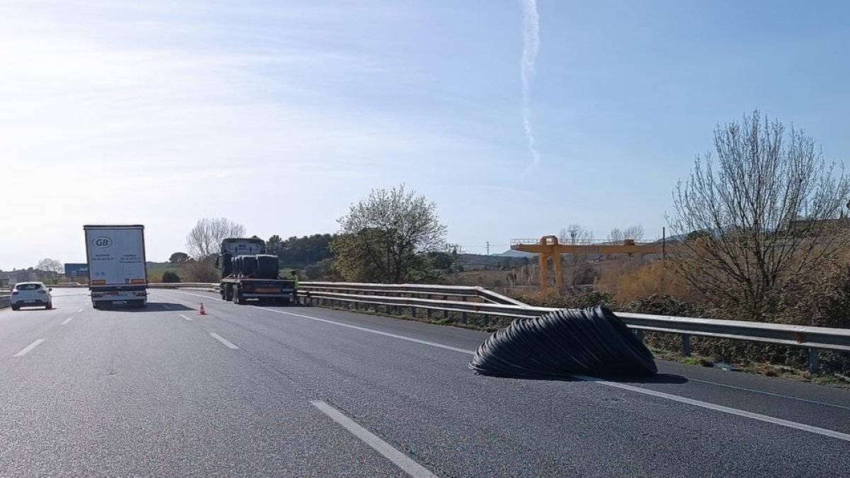 Un camió ha perdut part de la càrrega que transportava.