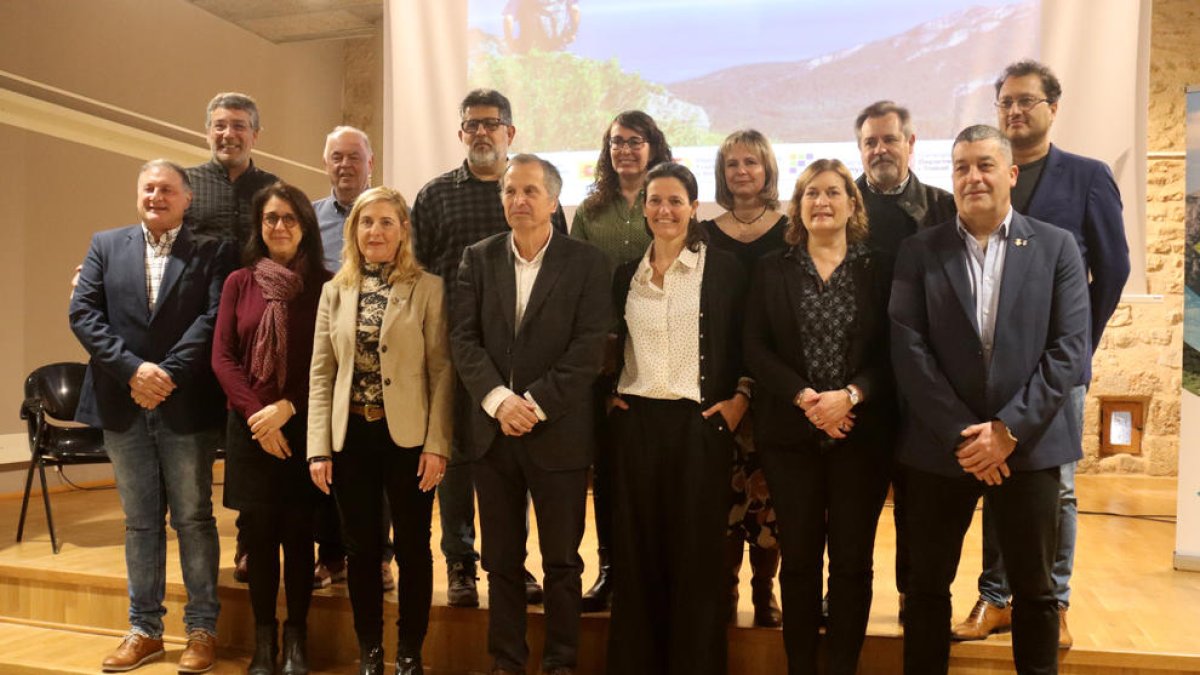 La directora general de Turisme de Catalunya, Marta Domènech amb la resta de representants de la mancomunitat.