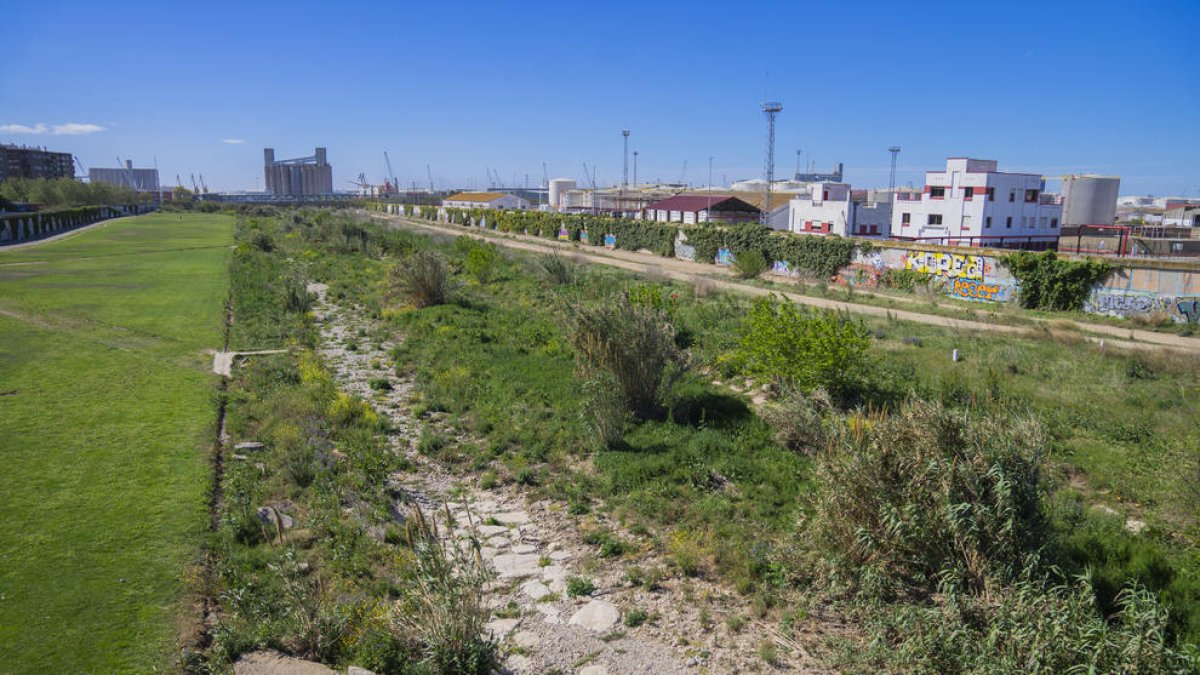 Imatge de la llera del riu Francolí en el seu pas per la ciutat de Tarragona.