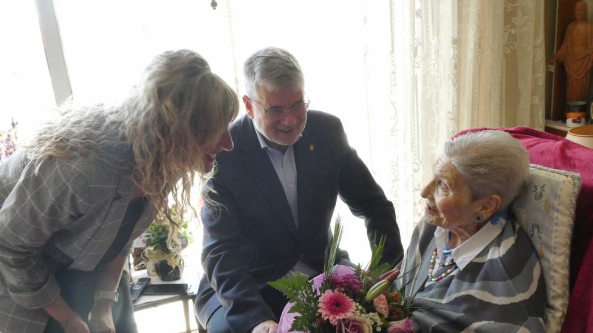 Imatge de l'homenatge a la centenària Adela Gómez Pérez.