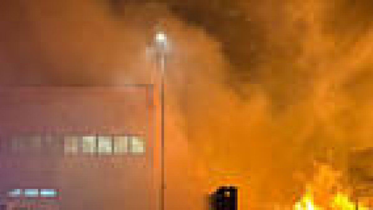 Imagen del incendio que afecta a la planta de compostaje de Botarell.