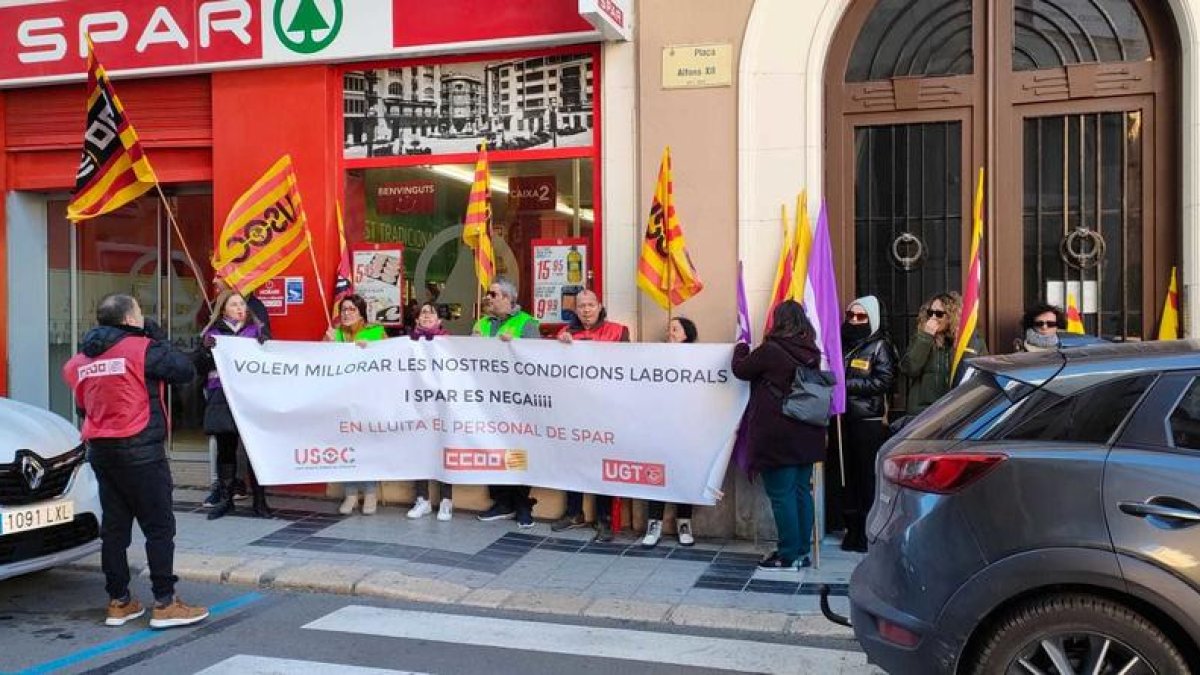 Concentración frente a una de las tiendas SPAR en Tortosa.