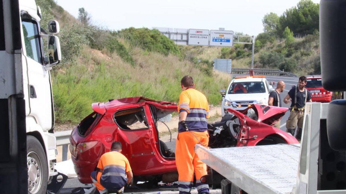 Imatge d'un turisme accidentat a l'N-340 a Altafulla.