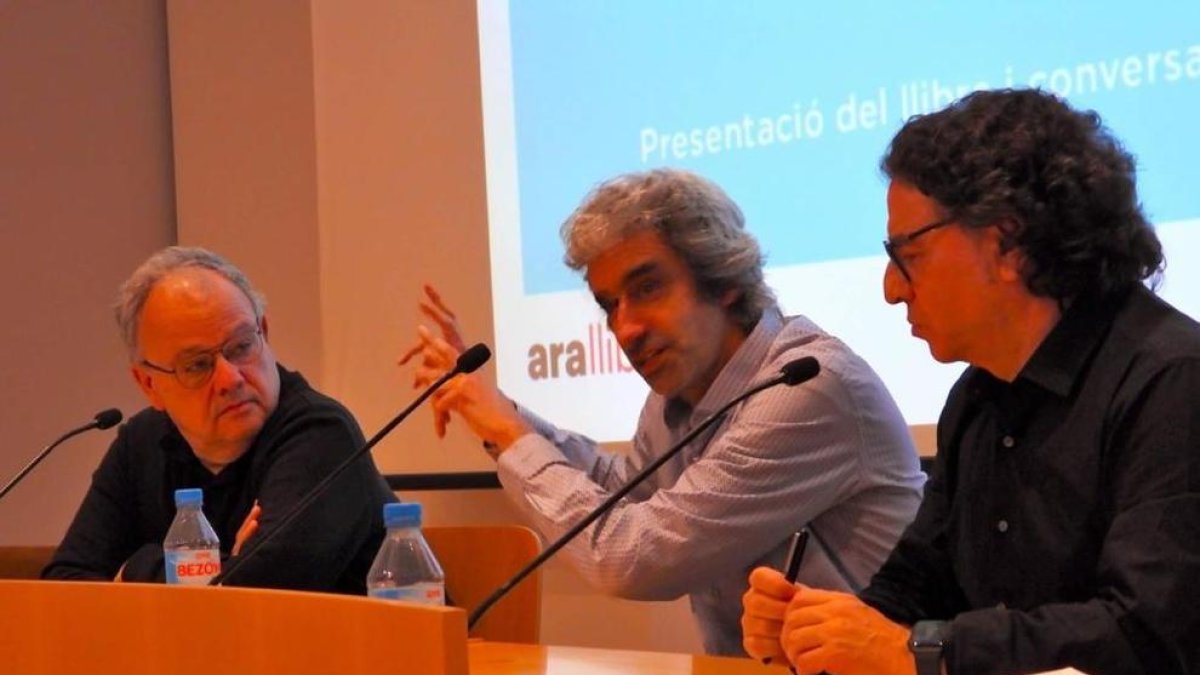 Esteve Masalles (esquerra) i Francesc Sabater (dreta), organitzadors de l'acte, amb Jordi Armadans (centre), autor, en la presentació del llibre «Pau. El valor de la vida als nostres dies».