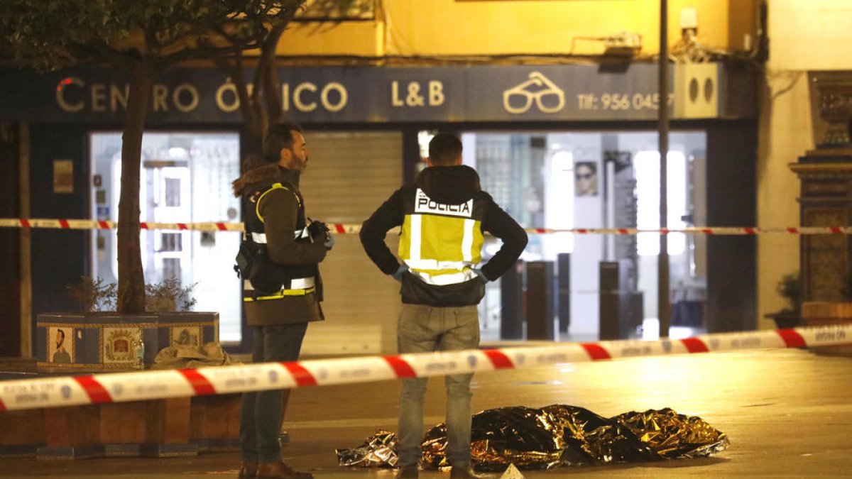 Una persona yace bajo una manta térmica la Plaza Alta de Algeciras