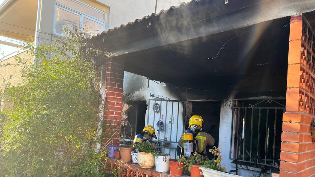 Imagen de los Bomberos en la vivienda incendiada.