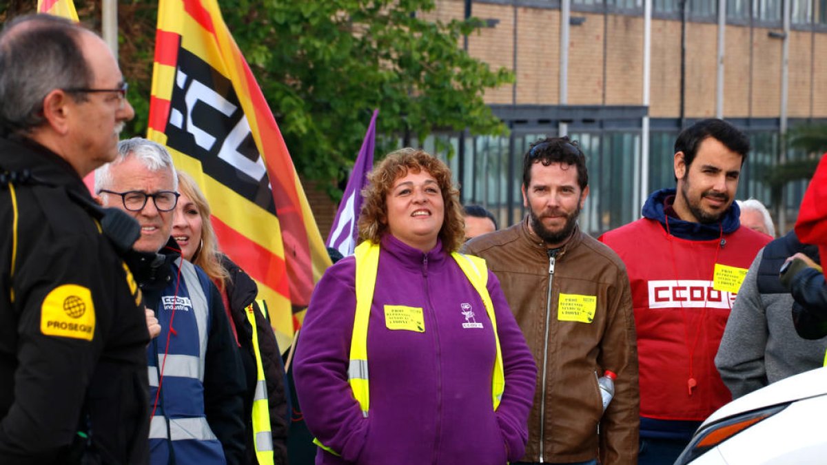 Trabajadores y miembros de CCOO en las puertas de las instalaciones de IQOXE en la primera jornada de huelga.