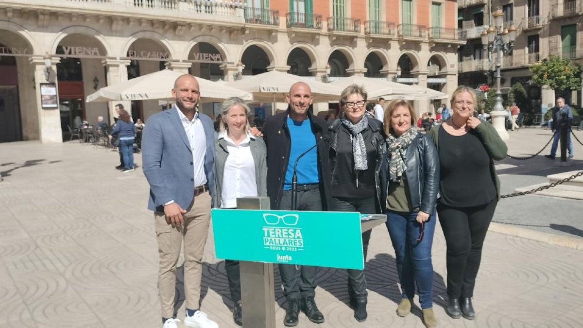 Teresa Pallarès, ha presentado hoy en una rueda de prensa en la plaza de Prim a las personas que ocuparán los números 5, 6 y 7 de la candidatura: Pep Cuerba, Sarah Dubois y Jordi Salvadó.