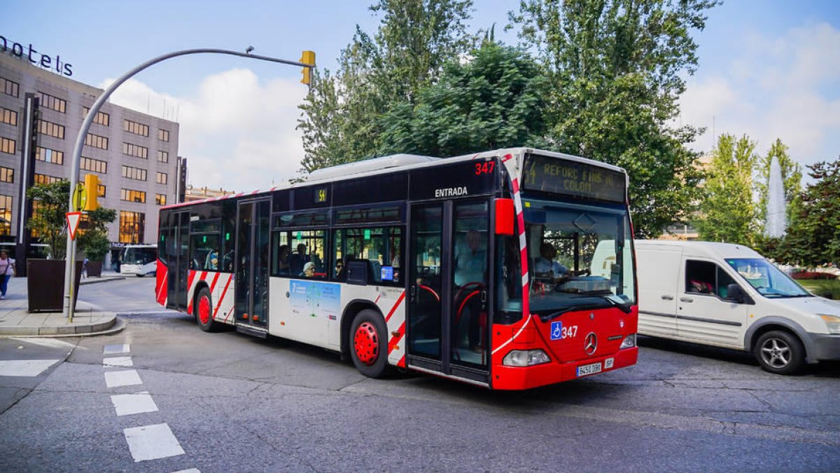 Un autobús de l'EMT al seu pas per la plaça de la Imperial Tàrraco.