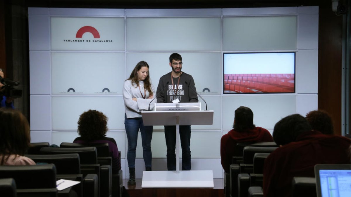 Els membres de la plataforma Aturem Hard Rock Eloi Redon i Anna Recasens, en una roda de premsa al Parlament.