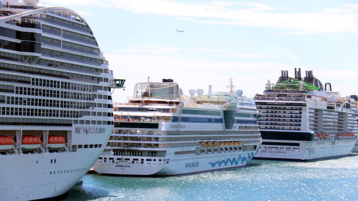 Tres creuers al Port de Barcelona.