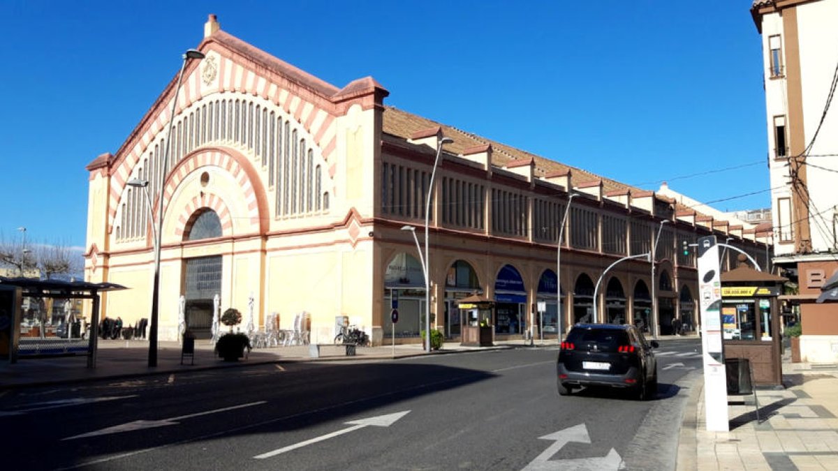 La avenida Generalitat de Tortosa en la zona del Mercado Municipal.