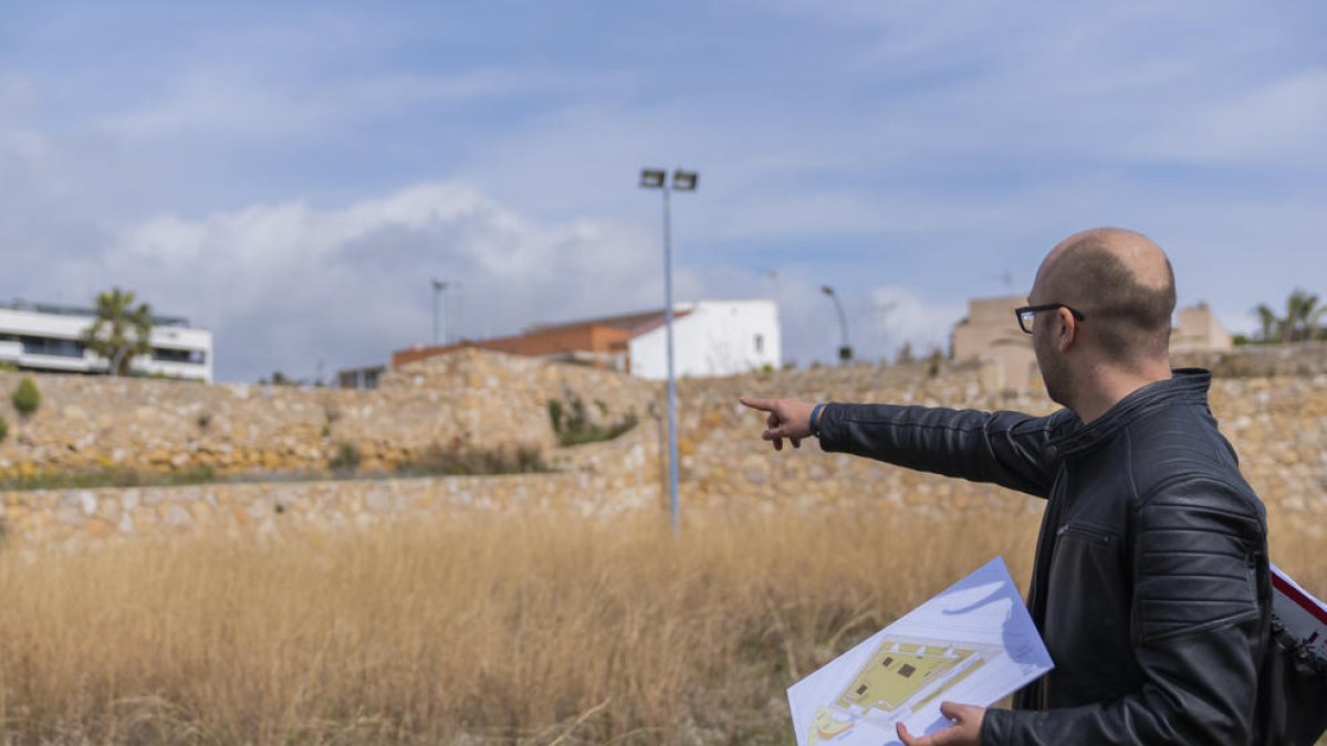 El regidor Hermán Pinedo assenyalant la zona on s'ubicarà l'escenari mòbil plantejat.