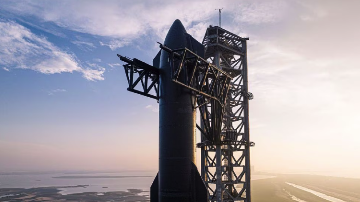 Imagen de la nave Starship acoplada a lo alto del propulsor Super Heavy, en la plataforma de lanzamiento de la base de SpaceX en Texas.