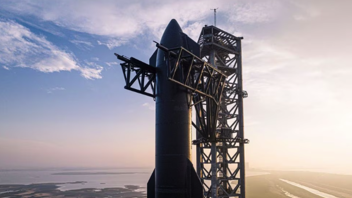 La nau Starship acoblada a dalt del propulsor Super Heavy, a la plataforma de llançament de la base de SpaceX a Texas.