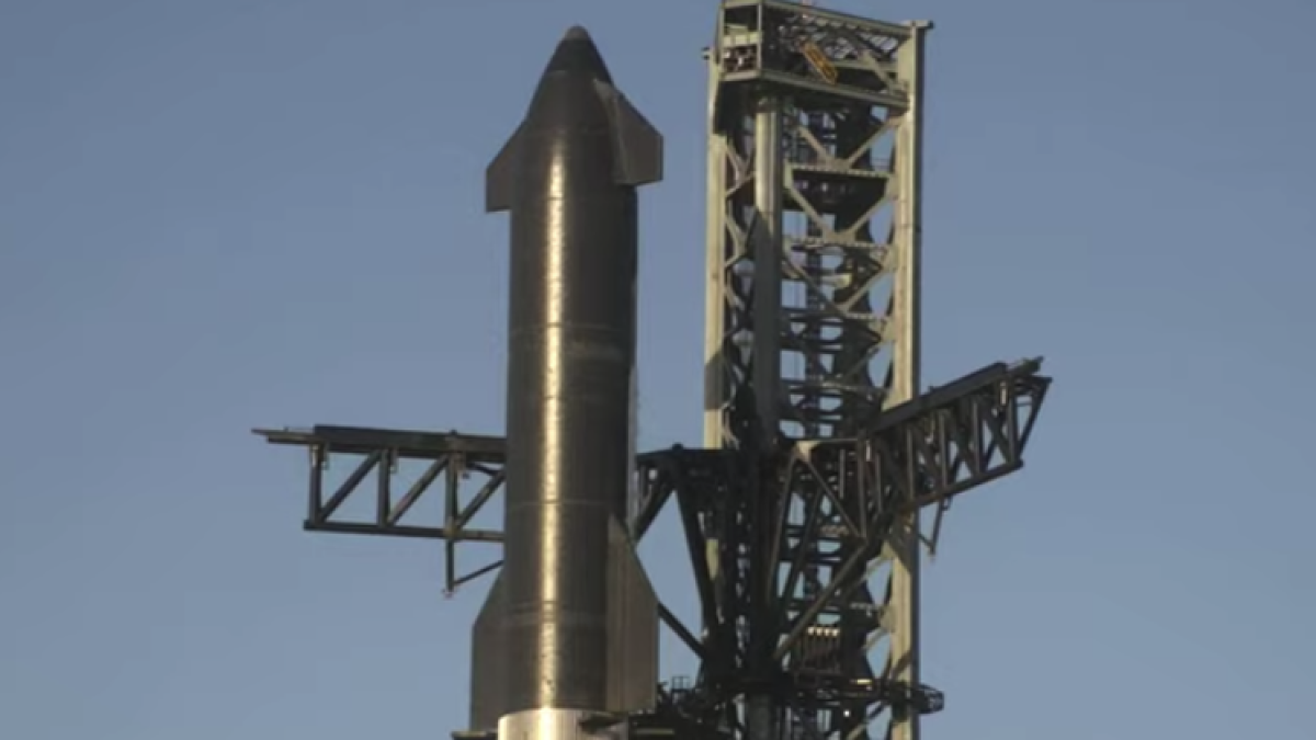 El cohete Starship Space X durante la cuenta atrás para su despegue.