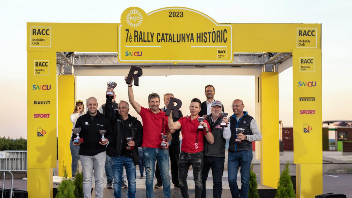 Giralt i García recollint el premi de guanyadors de la regularitat del 7è Rally Catalunya Històric.