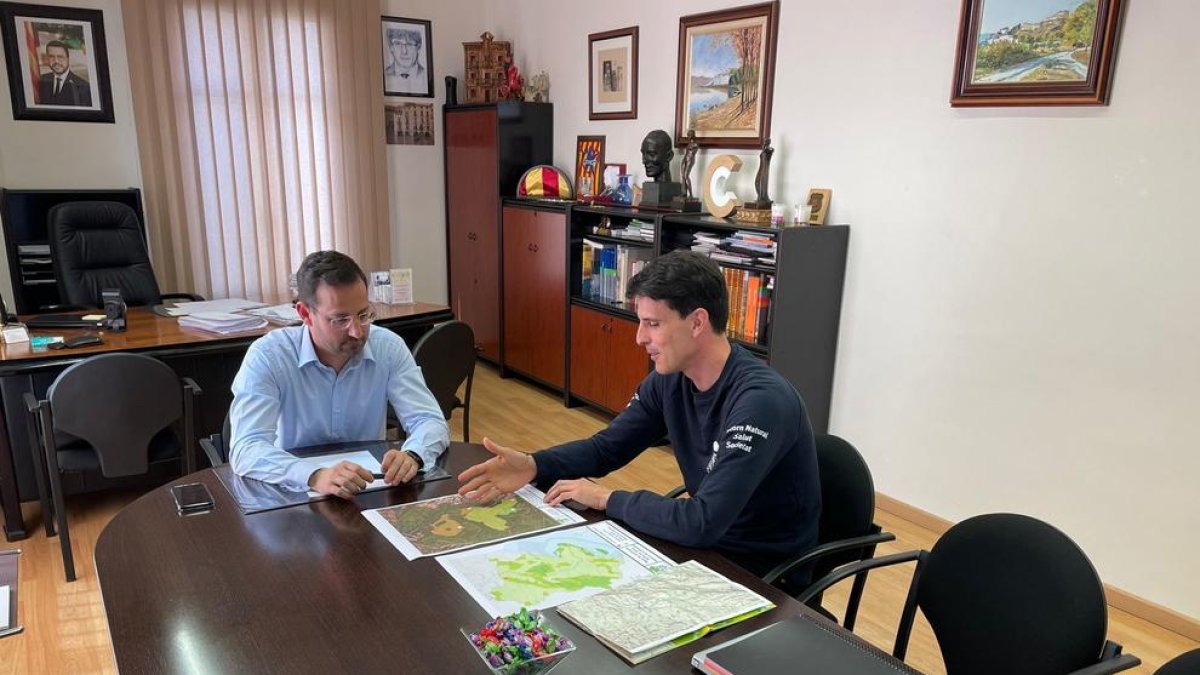 Reunión de trabajo entre el presidente de la asociación el AUBE y el alcalde de Móra d'Ebre.