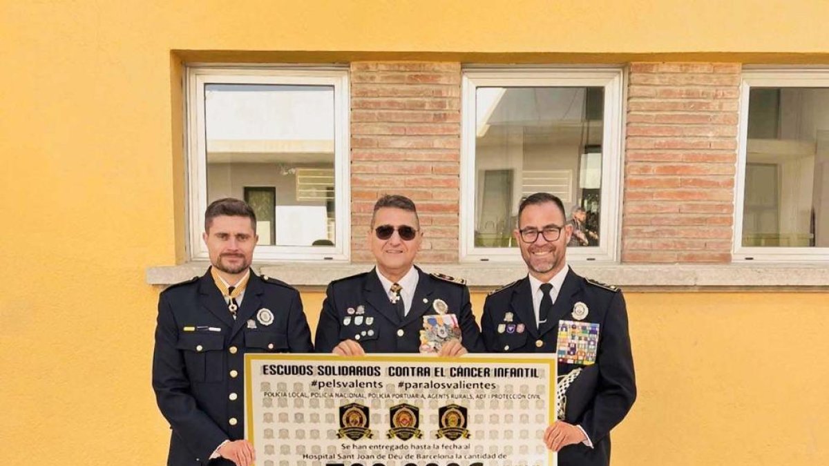 Momento de la donación del dinero al Pediatric Cancer Center.