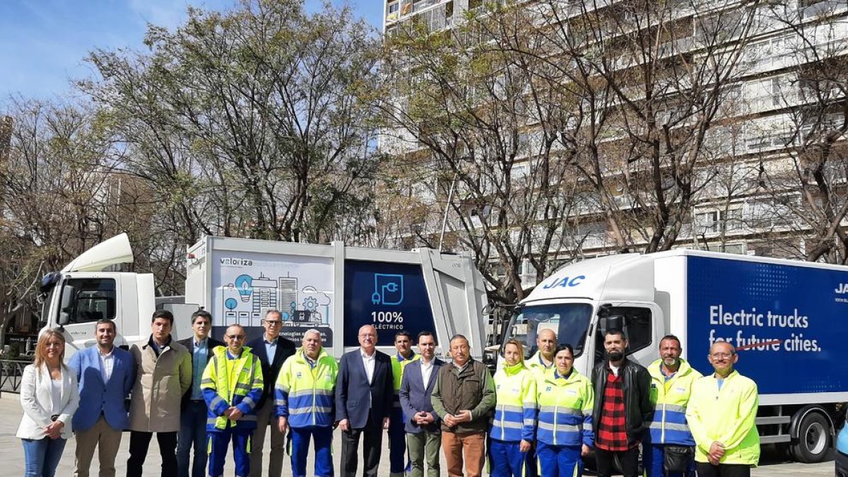 Imatge dels dos models de vehicle de recollida de la brossa 100% elèctric que s'incorporen a Reus.