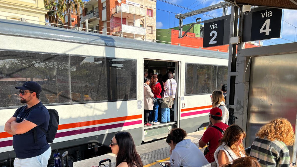 Pasajeros esperando en la estación de Castelldefels de la R2 de Rodalies este martes.