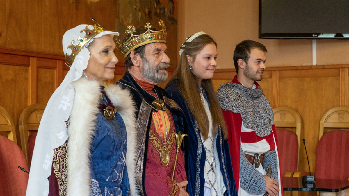 Protagonistes de la Setmana Medieval de Montblanc encapçalats per Sant Jordi i la princesa.