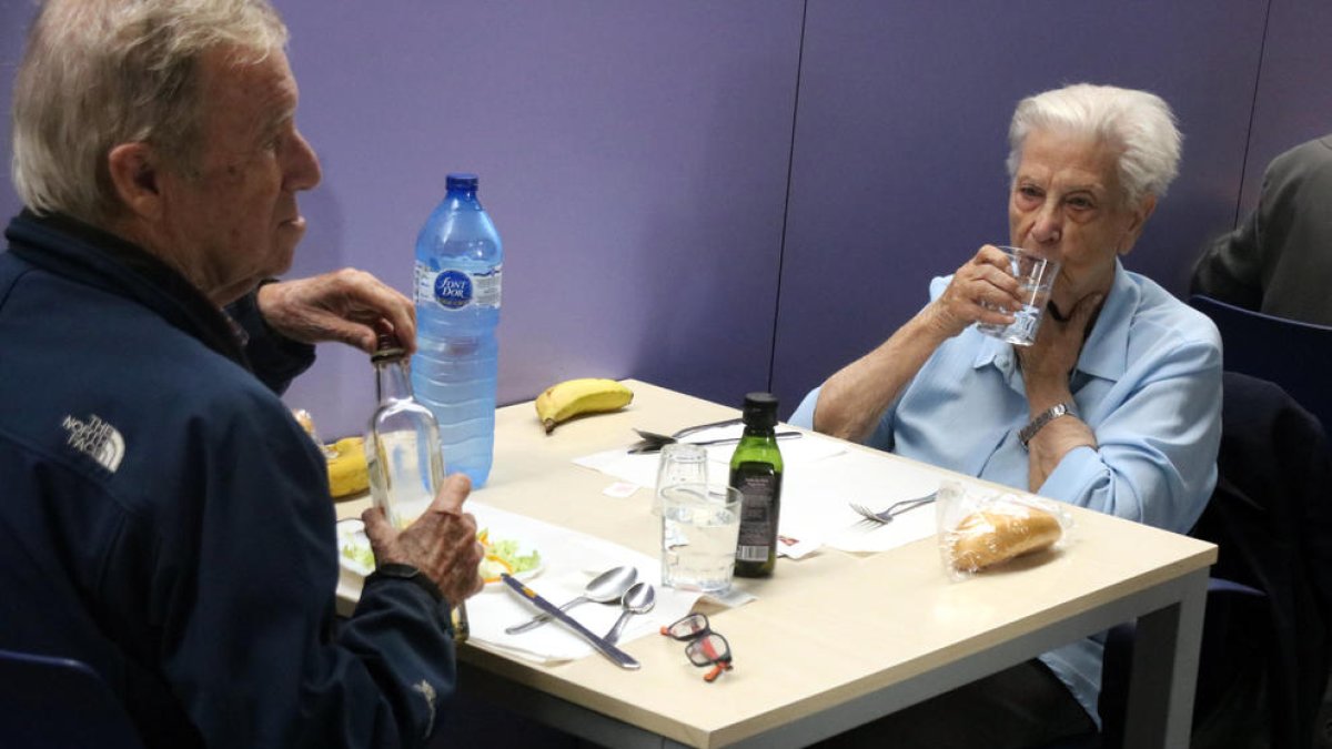 Diverses persones grans dins d'un centre de dia de Barcelona.