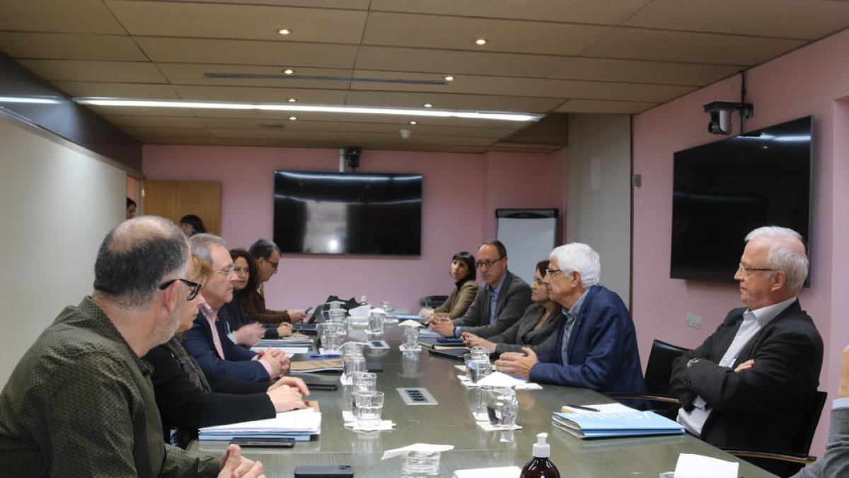 El conseller de Salut, Manel Balcells, i diversos representants del departament reunits amb Metges de Catalunya.