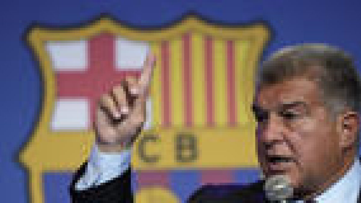 El presidente del FC Barcelona, Joan Laporta, durante la comparecencia que protagoniza este lunes para informar de los resultados de la investigación interna llevada a cabo por la entidad azulgrana en relación al caso Negreira.