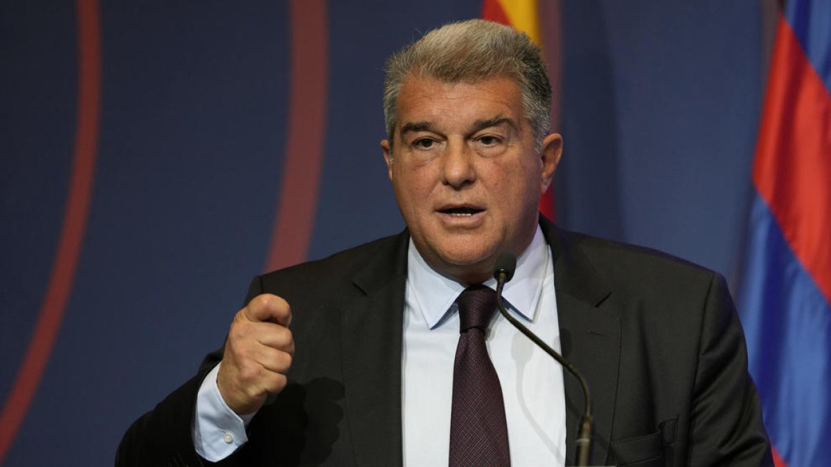 Joan Laporta, durant la compareixença que protagonitza aquest dilluns per informar dels resultats de la investigació interna duta a terme per l'entitat blaugrana en relació amb el cas Negreira.