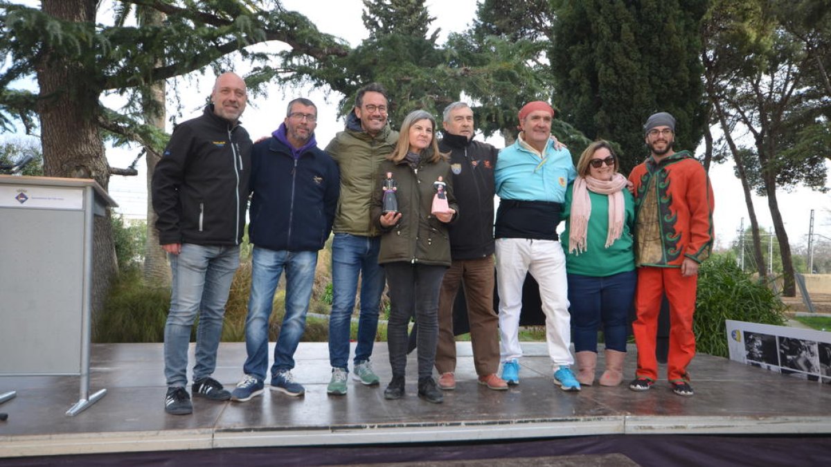 Representants del Seguici amb l'alcalde Pere Segura i les noves figures.