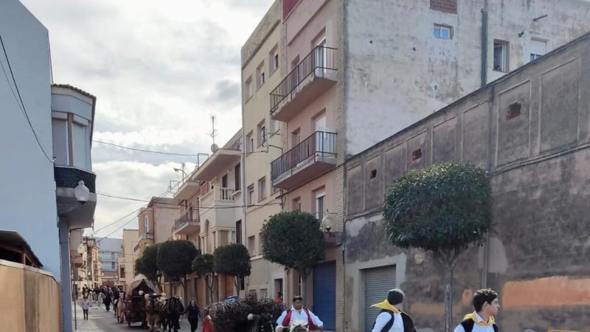 La desfilada dels Tres Tombs en un tram del recorregut pels carrers del municipi.