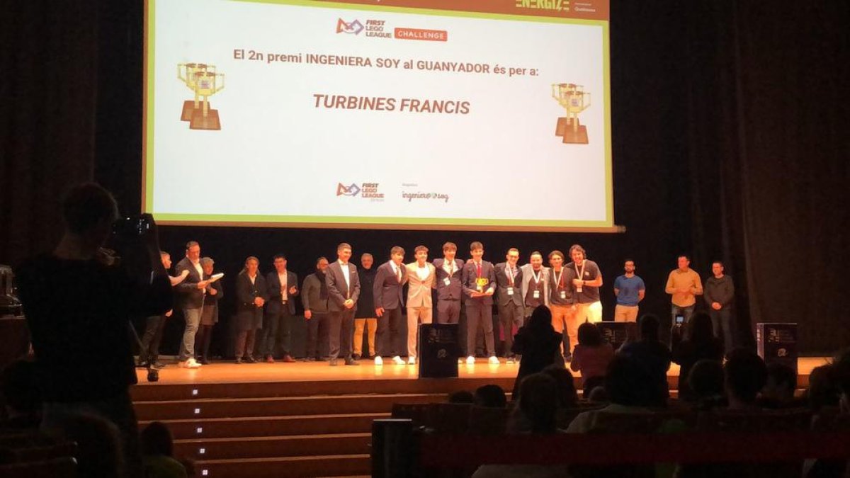 El equipo 'Turbines Francis' de la Escuela Elisabeth de Salou recogiendo el galardón.