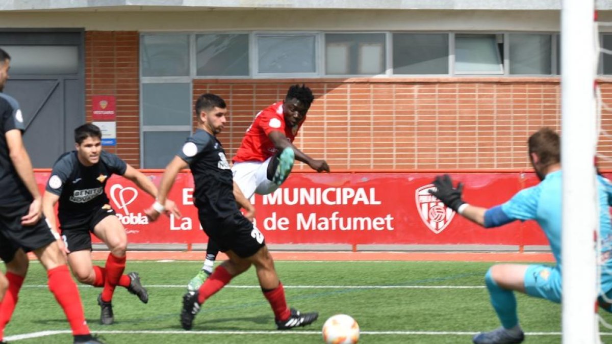 Israel Luiz marcando el segundo gol.