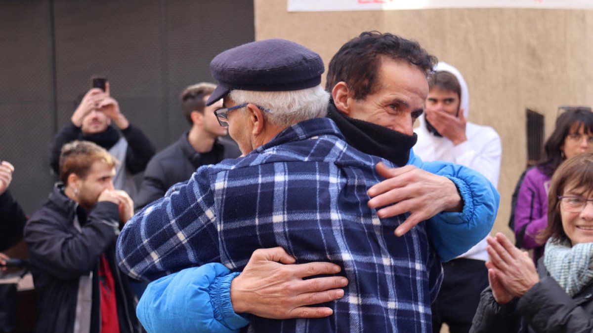 Un dels veïns del barri de Torreforta abraça al Youssef després de conèixer l'anunci del jutge d'aturar el desnonament.