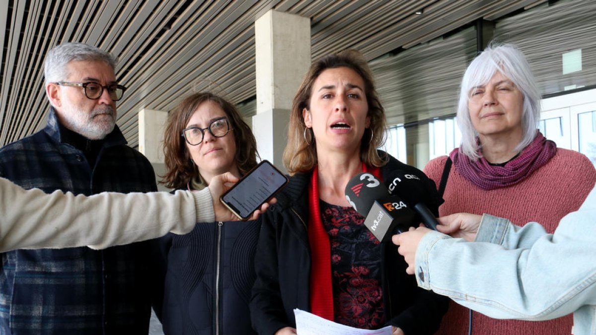 La diputada de la CUP-NCG Laia Estrada atiende a los medios junto a los parlamentarios Carles Riera, Eulàlia Reguant y Dolors Sabater.