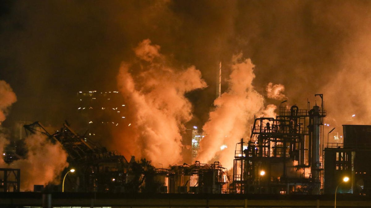 Imatge de la planta d'IQOXE hores després de l'explosió.