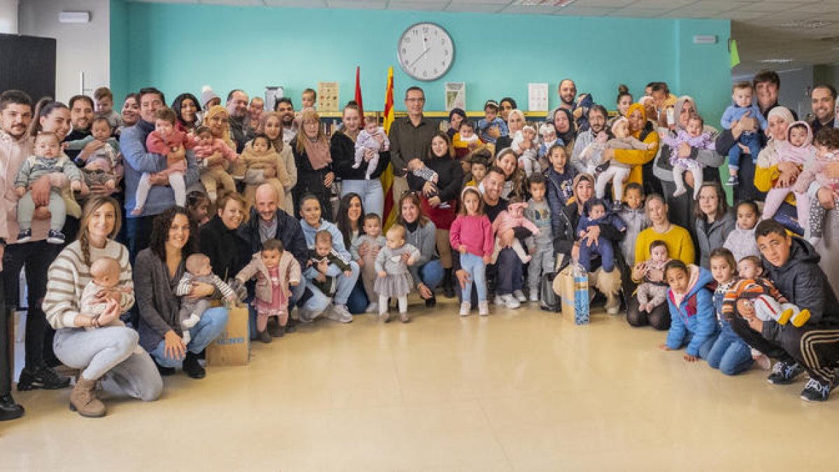 Fotografia dels nens nascuts duant l'any passat juntament amb les sevs famílies.