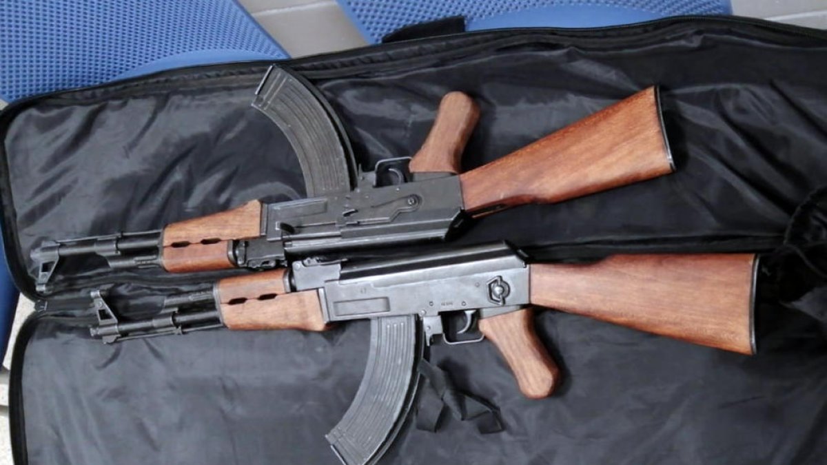 Els dos fusells kalàixnikov inutilitzats que els Mossos d'Esquadra han trobat al maleter del cotxe a Garrigàs.