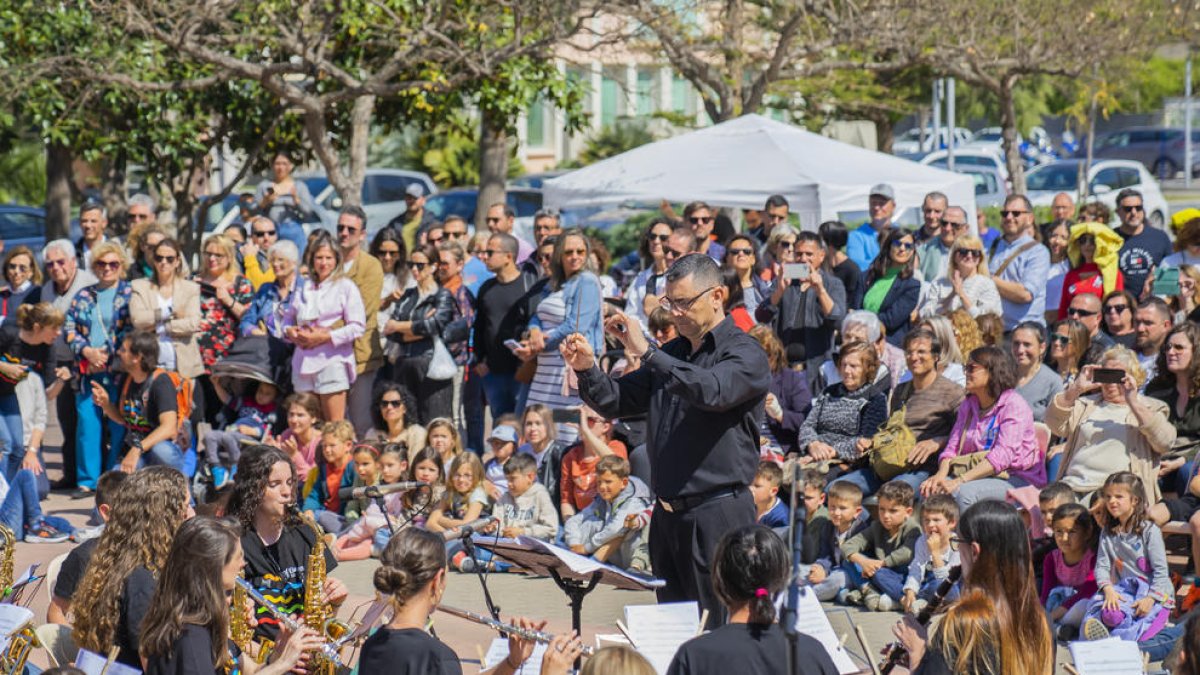 La presentació de la cantata 'Un viatge de somni' ha omplert de gent la plaça de la Pau de Salou.