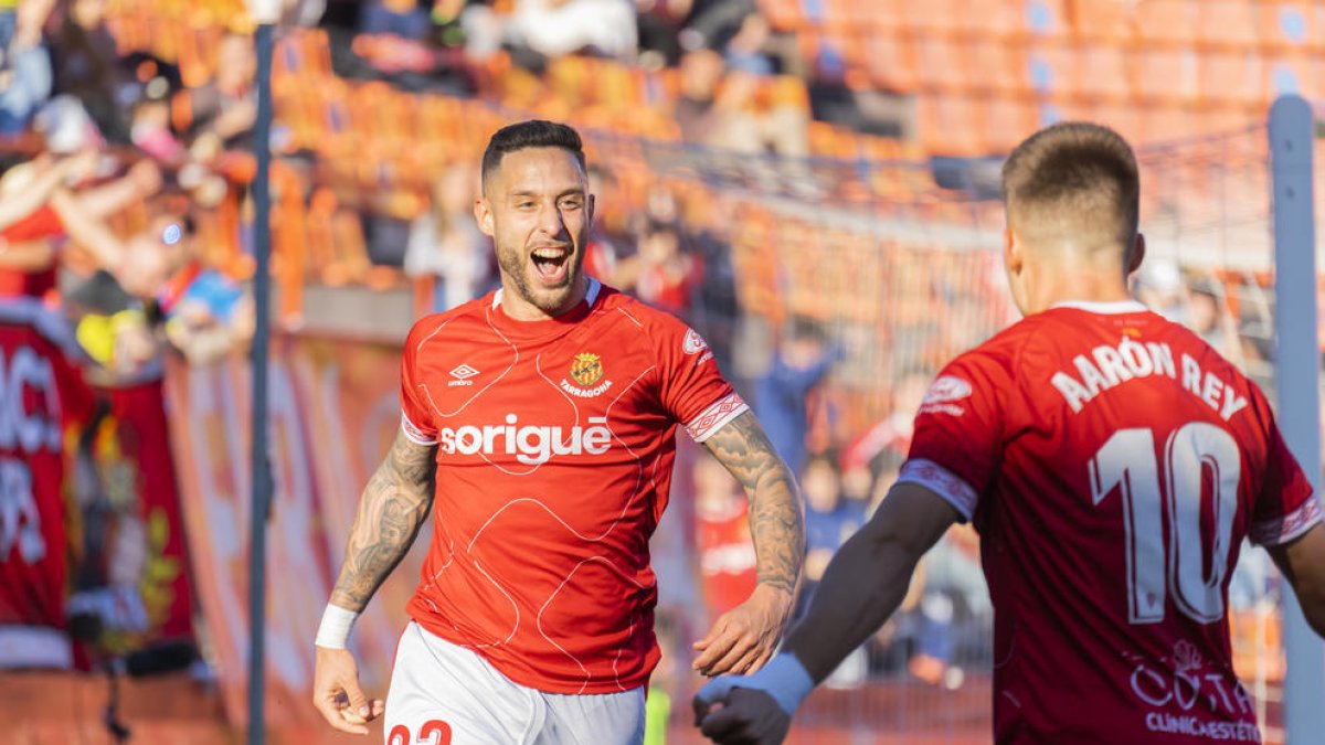 Marc Fernández i Aarón Rey celebrant el primer gol del partit contra el Calahorra.